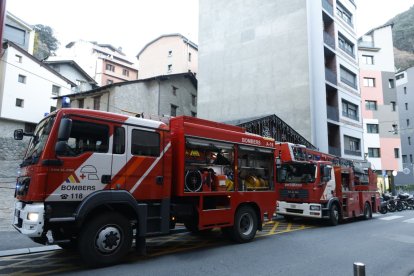 Els camions de bombers estacionats a l'avinguda Copríncep de Gaulle per l'incendi al carrer Engordany d'Escaldes
