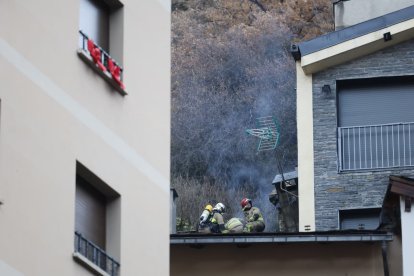 Els bombers treballant en l'incendi de l'edifici d'Escaldes aquest matí.