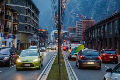 Vehicles aturats a l’avinguda Tarragona, ahir.