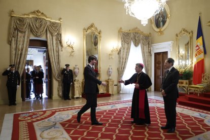 El Copríncep episcopal, Josep-Lluís Serrano Pentinat, rebent el síndic general, Carles Ensenyat, a la recepció de Nadal.
