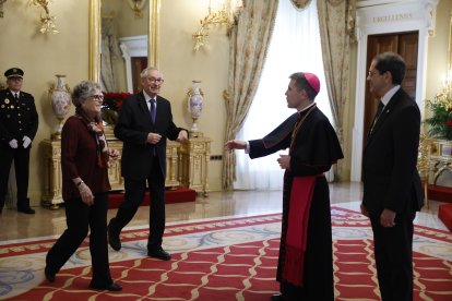 El Copríncep episcopal, Josep-Lluís Serrano Pentinat, rebent els convidats a la recepció de Nadal