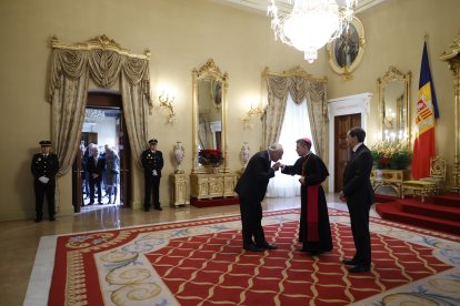 El Copríncep episcopal, Josep-Lluís Serrano Pentinat, rebent els convidats a la recepció de Nadal.