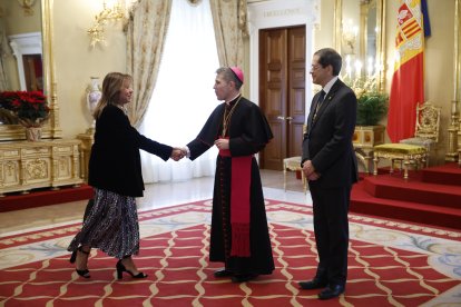 El Copríncep episcopal, Josep-Lluís Serrano Pentinat, rebent a la ministra Conxita Marsol a la recepció de Nadal.