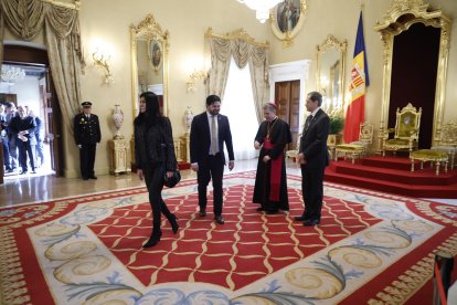 El Copríncep episcopal, Josep-Lluís Serrano Pentinat, rebent a Carine Montaner i Marcos Monteagudo a la recepció de Nadal.