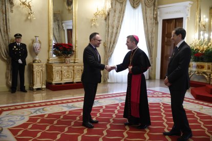 El Copríncep episcopal, Josep-Lluís Serrano Pentinat, rebent el cap de Govern, Xavier Espot, a la recepció de Nadal.