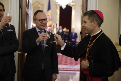 El Copríncep episcopal, Josep-Lluís Serrano Pentinat, brindant amb el cap de Govern, Xavier Espot, a la recepció de Nadal.