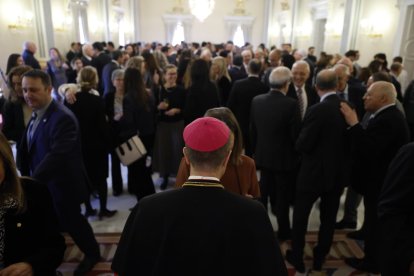 El Copríncep episcopal, Josep-Lluís Serrano Pentinat, amb els assistents a la recepció de Nadal.