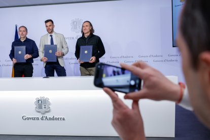 Signatura del conveni entre les associacions del taxi i el Govern.