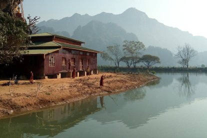 La vida quotidiana dels monjos transcorre entre l’estudi i les tasques comunitàries.