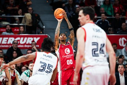 Devin Robinson, un malson, llença a cistella davant l’oposició d’Yves Pons.