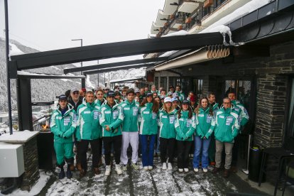 Fotografia de família amb els esportistes i resta d’integrants de la FAE.