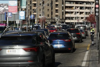Cues al centre del Principat per l'arribada de visitants