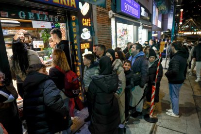 El propietari control·lant l’afluència a la creperia de la Rotonda, ahir.