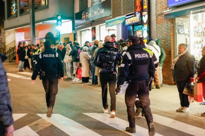 El conseller Surana i la policia gestionant la cua de la creperia.