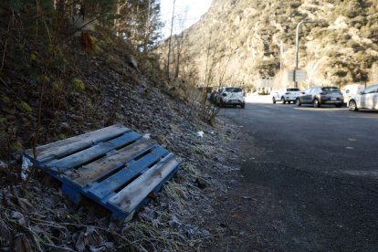 Un palet abandonat prop de la la duana del riu Runer.