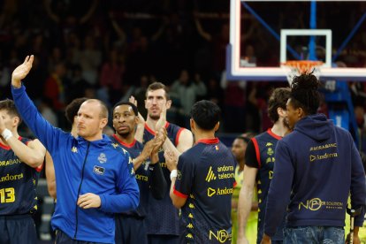 Rafa Luz saluda i, a la dreta, Yves Pons.