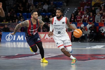 Shannon Evans inicia una jugada davant l’oposició de Marcus Howard, ahir a Vitòria.