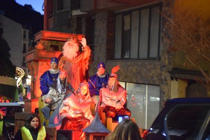 El rei Melcior saludant, juntament amb pajes joves,  durant la cavalcada de Sant Julià de Lòria d'aquesta tarda.