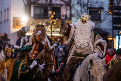 Ses Majestats, recorrent la Massana a cavall, com es tradició.
