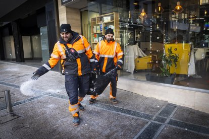 Operaris del dispotiu de gelades, actuant a Andorra la Vella aquest matí. 
Foto: Comú d'Andorra la Vella/Tony Lara