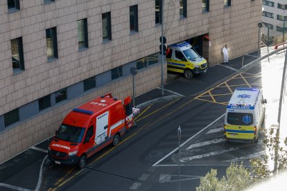 La sortida d’ambulàncies de l’hospital va ser ahir constant.