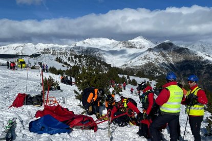 Participants en el simulacre d’allaus d’ahir.