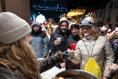 Molts dels habitants d'Ordino, esperant per rebre la seva tassa de xocolata durant la cavalcada.