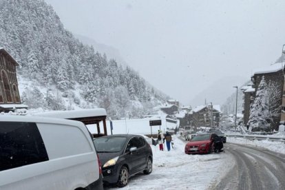 Vehicles sense equipaments d’hivern a Arinsal.