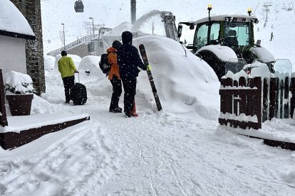 Neu acumulada ahir a un carrer del Pas de la Casa.