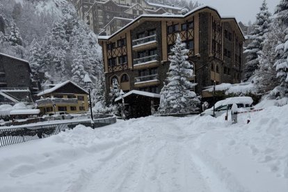 Neu acumulada ahir a Arinsal.
