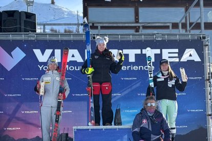 Íria Medina, a la dreta, al podi del gegant FIS de Sestriere.