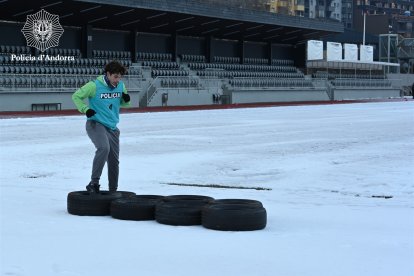 Un dels 15 candidats realitzant una de les proves dels exercicis físics per optar a una de les places de policia d'Andorra.