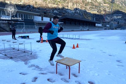 Un dels 15 candidats realitzant una de les proves dels exercicis físics per optar a una de les places de policia d'Andorra.