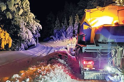 Treta de neu a la carretera de la Rabassa.