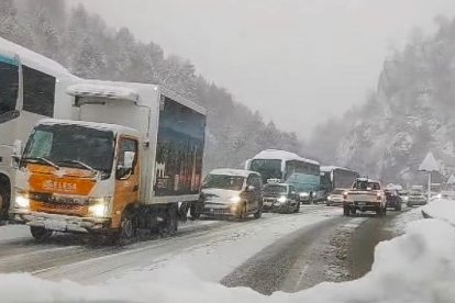 Cua de cotxes i dificultats per circular a la CG-2.