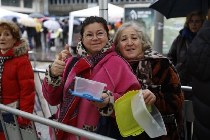 Dues dones amb una carmanyola, esperant a ser servides durant l'escudella de San Sebastià.