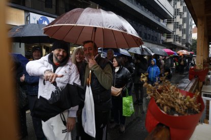 Lauredians fent cua per tastar l'escudella de San Sebastià. 


Foto: Fernando Galindo