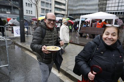 Dues persones somrient a l'escudella de Sant Julià.