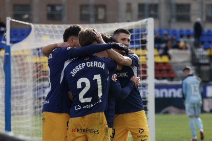 L'equip celebrant el gol de Yeray Cabanzón.