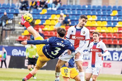 Yeray Cabanzón, el millor de l’FC Andorra, fa una rematada acrobàtica.