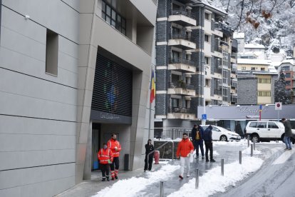 Entrada al comú d'Escaldes on els operaris han treballat des de primeres hores per netejar les voreres