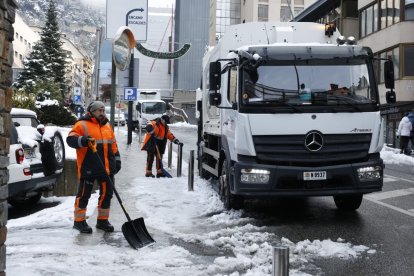 Operaris d'Escaldes retirant neu de les voreres avui cap a les 11 del matí