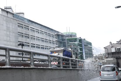 Una màquina llevaneu netejant la calçada pel pont de París d'Andorra la Vella avui a les 11 hores