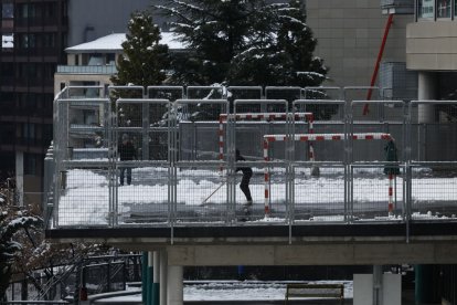Retirada de neu al pati de l'escola andorrana d'Escaldes aquest matí