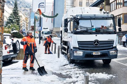 L’equip d’operaris treballant per netejar les carreteres.