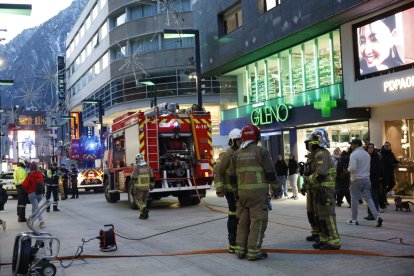 Els bombers treballant en l'incendi de l'avinguda Meritxell.