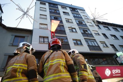 Els bombers observant l'edifici afectat per l'incendi a l'avinguda Meritxell.