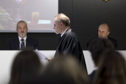 El fiscal general, Xavier Sopena, dirigint-se a l’estrada.