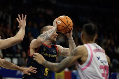 Els tricolors s’imposen al Gran Canària i sumen la cinquena victòria del curs.