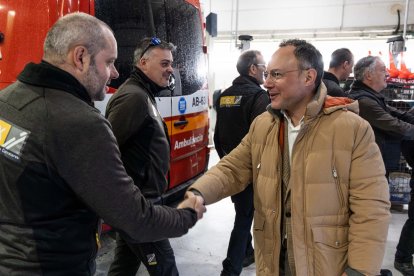 El cap de Govern, Xavier Espot, saludant un mmebre del Coex durant la visita d'aquest matí.